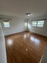 2621 NE 209th St in Miami, FL - Building Photo - Building Photo