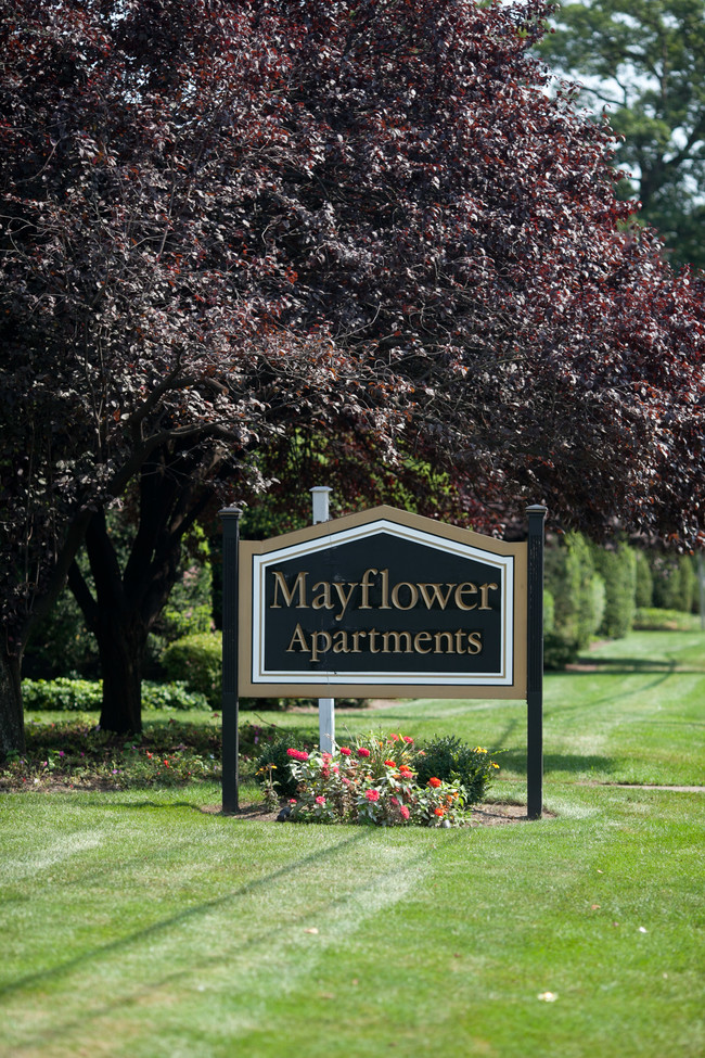 Mayflower Apartments in Ridgewood, NJ - Foto de edificio - Building Photo