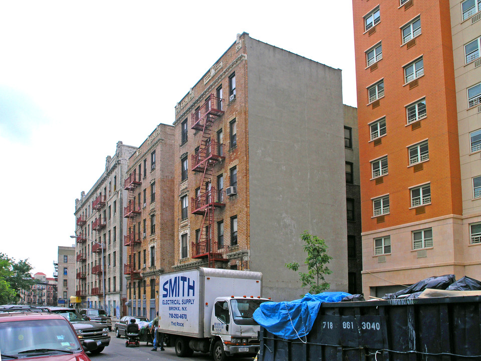 957 Kelly St in Bronx, NY - Building Photo