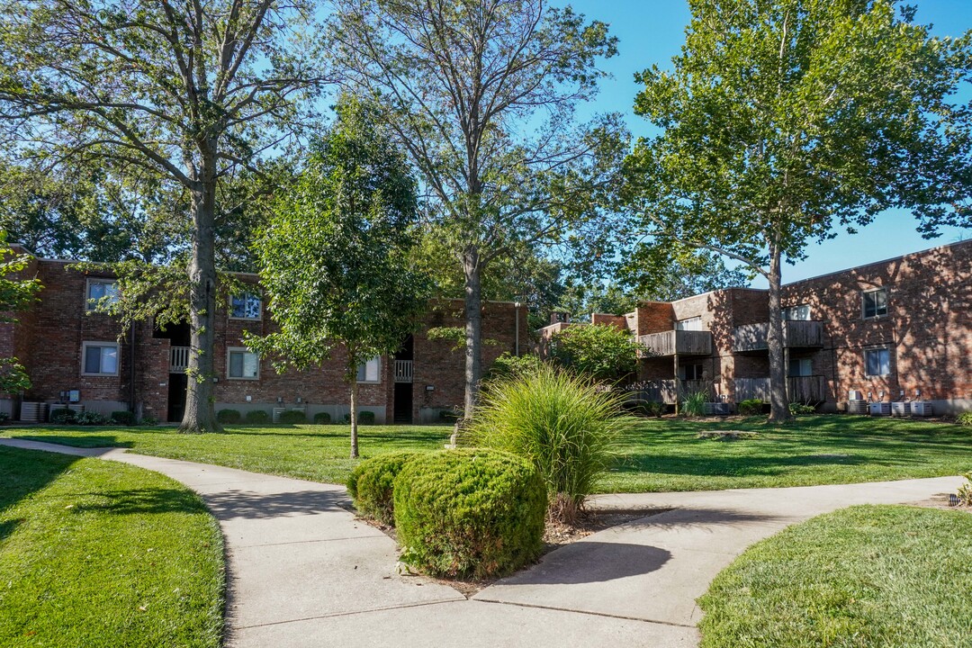 Life at Legacy Fountains in Kansas City, MO - Foto de edificio