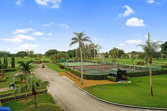 361 S Hollybrook Dr in Pembroke Pines, FL - Building Photo - Building Photo