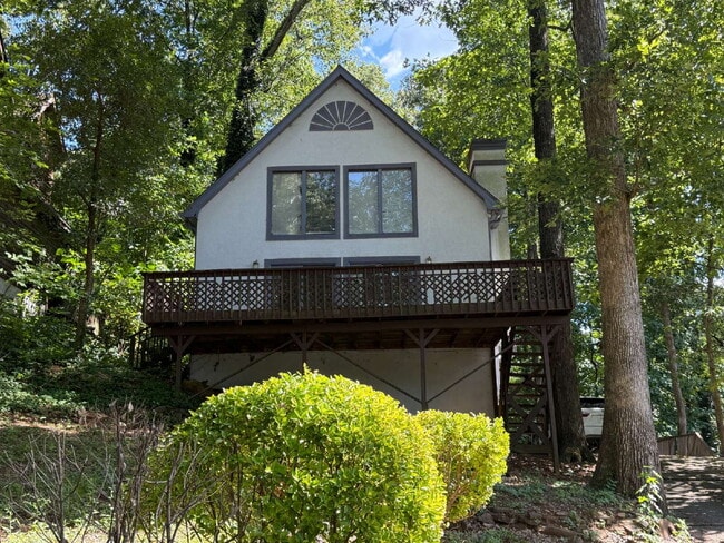 8439 Lake Dr in Snellville, GA - Foto de edificio - Building Photo