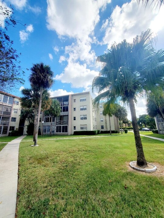 1830 N Lauderdale Ave, Unit 4110 in North Lauderdale, FL - Foto de edificio