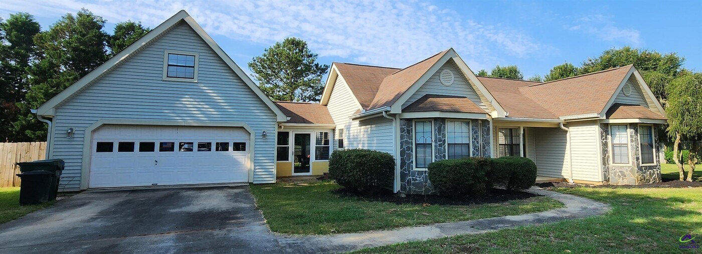 313 Sleepy Ln in Warner Robins, GA - Building Photo