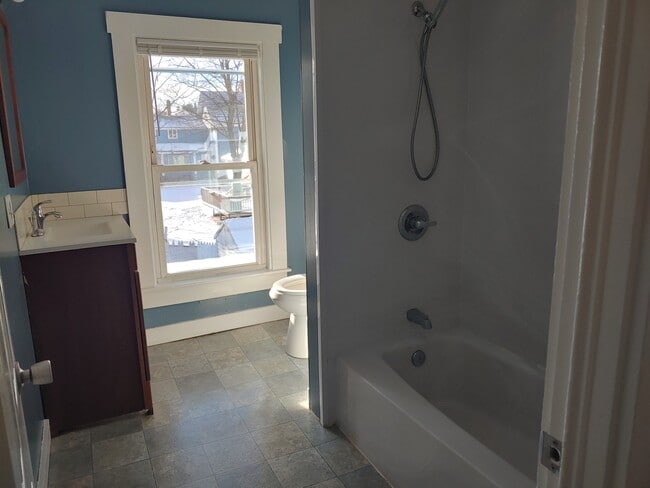 20 Allen St, Unit #B in Berwick, ME - Building Photo - Building Photo