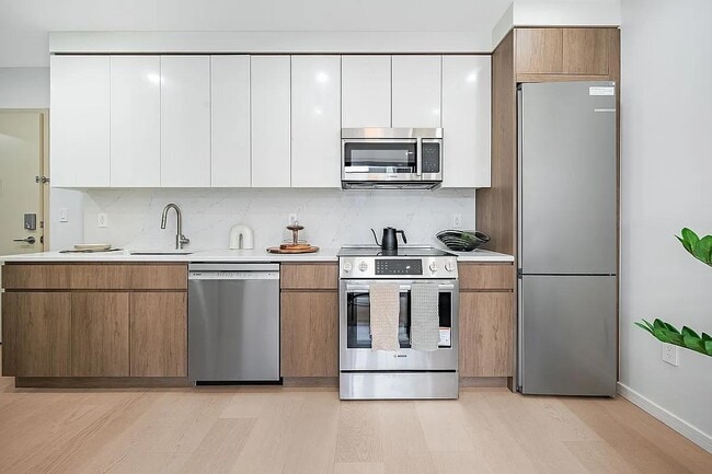 11-52 44th Dr in Queens, NY - Building Photo - Building Photo
