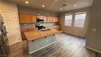 10228 Ruggles Mansion Ave in Las Vegas, NV - Building Photo - Building Photo