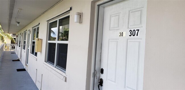 467 Golden Isles Dr in Hallandale Beach, FL - Building Photo - Building Photo