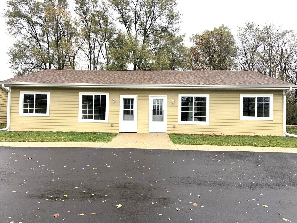 440 S Wisconsin St in Genoa City, WI - Building Photo