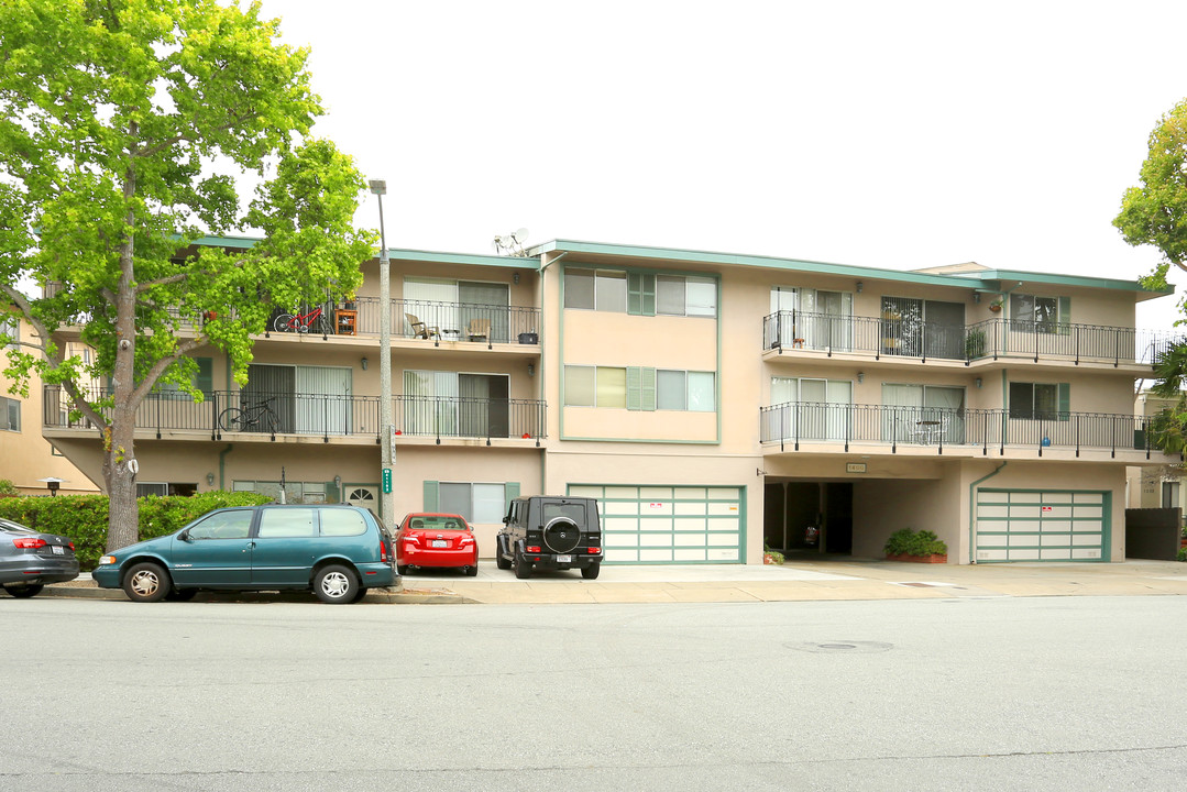 1400 Floribunda Ave in Burlingame, CA - Foto de edificio