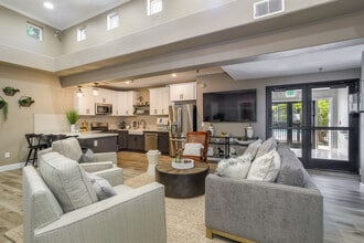 CASTELLINO AT LAGUNA WEST in Elk Grove, CA - Foto de edificio - Interior Photo