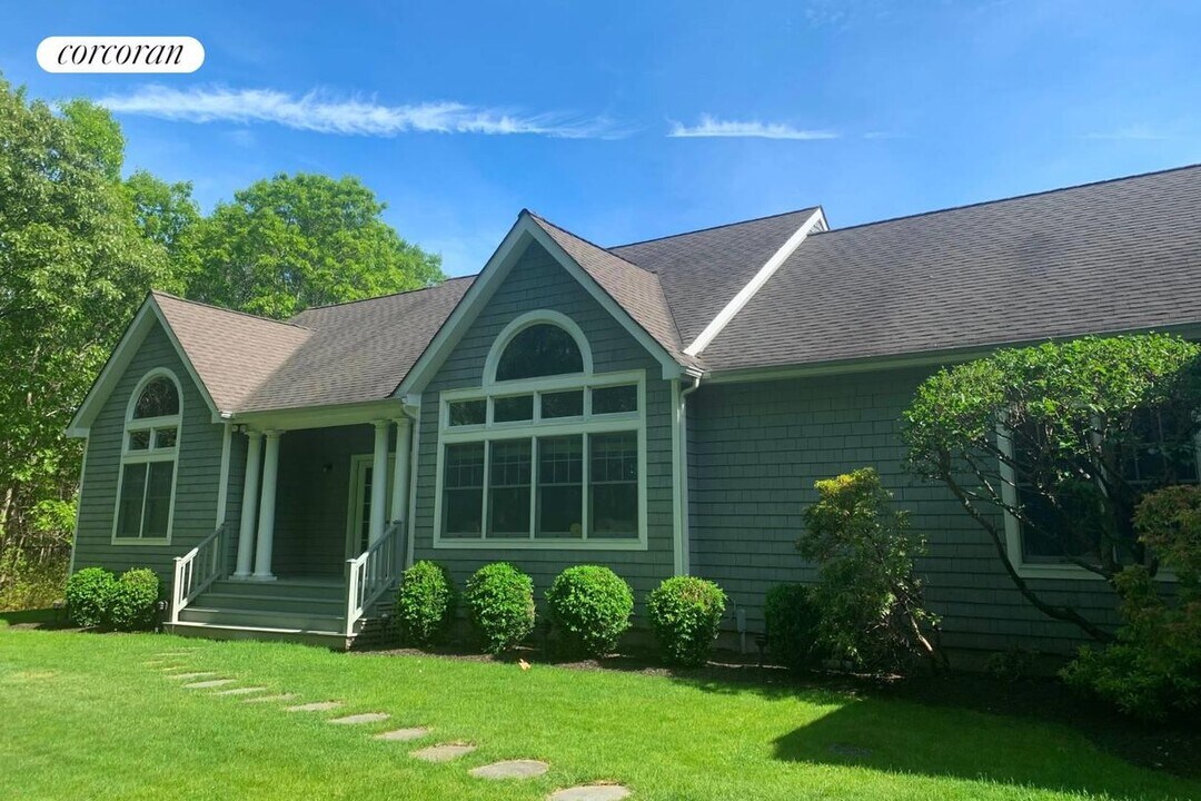 4 Coultes Ln in East Hampton, NY - Building Photo