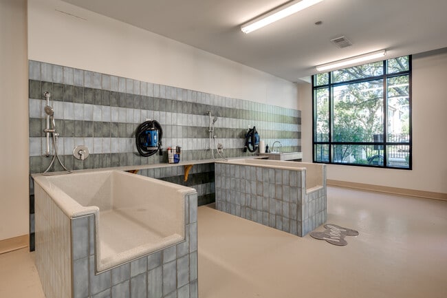 NOVEL River Oaks by Crescent Communities in Houston, TX - Foto de edificio - Interior Photo