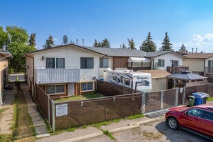 1215 44 St SE in Calgary, AB - Building Photo
