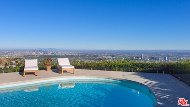 1542 Blue Jay Way in Los Angeles, CA - Building Photo - Building Photo