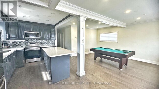 1018 Kennedy Rd in Toronto, ON - Building Photo - Building Photo