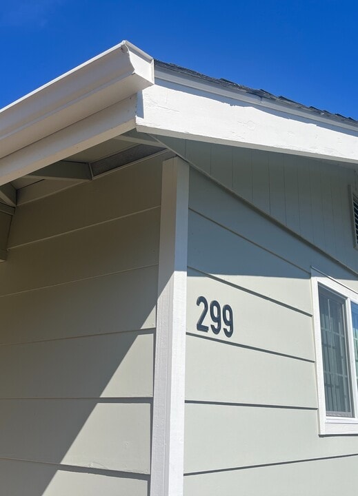 299 Lobelia Ave in Eugene, OR - Building Photo