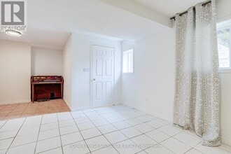 161 Chambers Crescent in Newmarket, ON - Building Photo - Building Photo