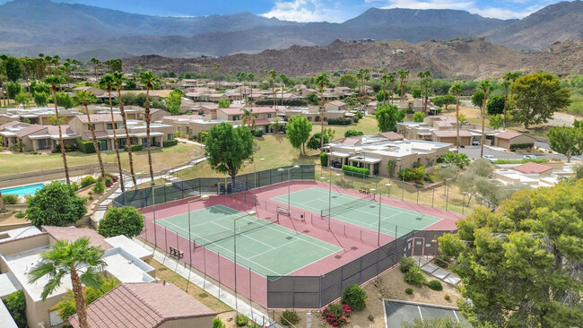 72386 Ridgecrest Ln in Palm Desert, CA - Foto de edificio - Building Photo