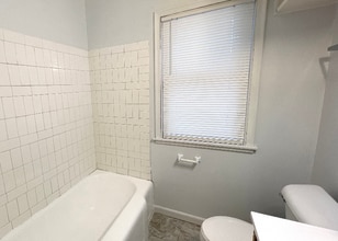 2215 45th Ave NE in Minneapolis, MN - Foto de edificio - Building Photo