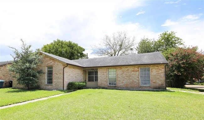 property at 4731 Pinebrook Ln