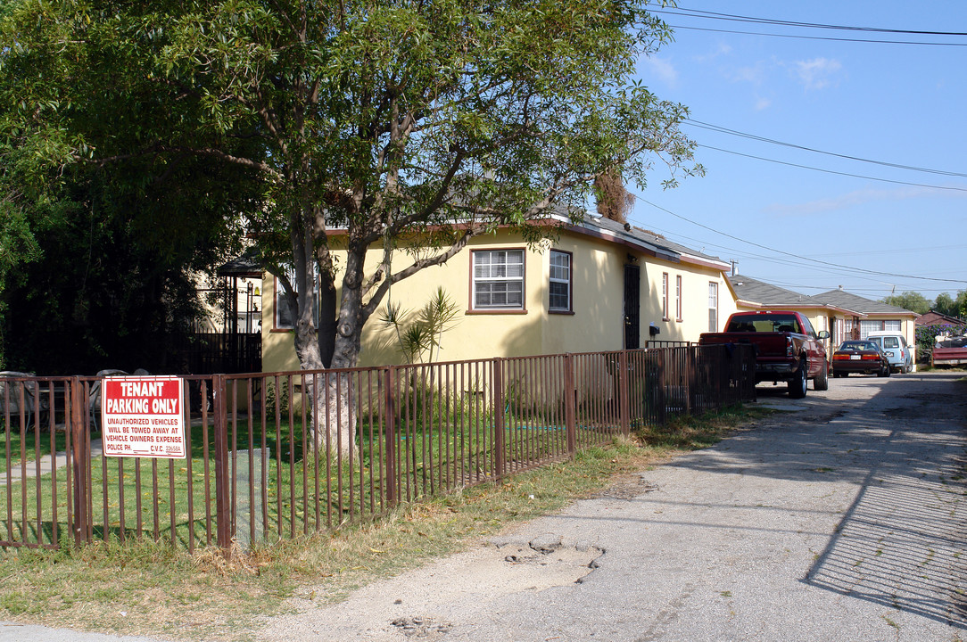 223-225 E Hazel St in Inglewood, CA - Building Photo