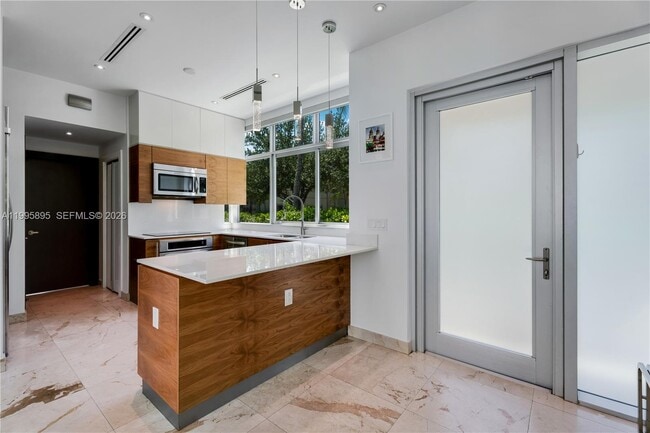 property at 548 Fernwood Rd