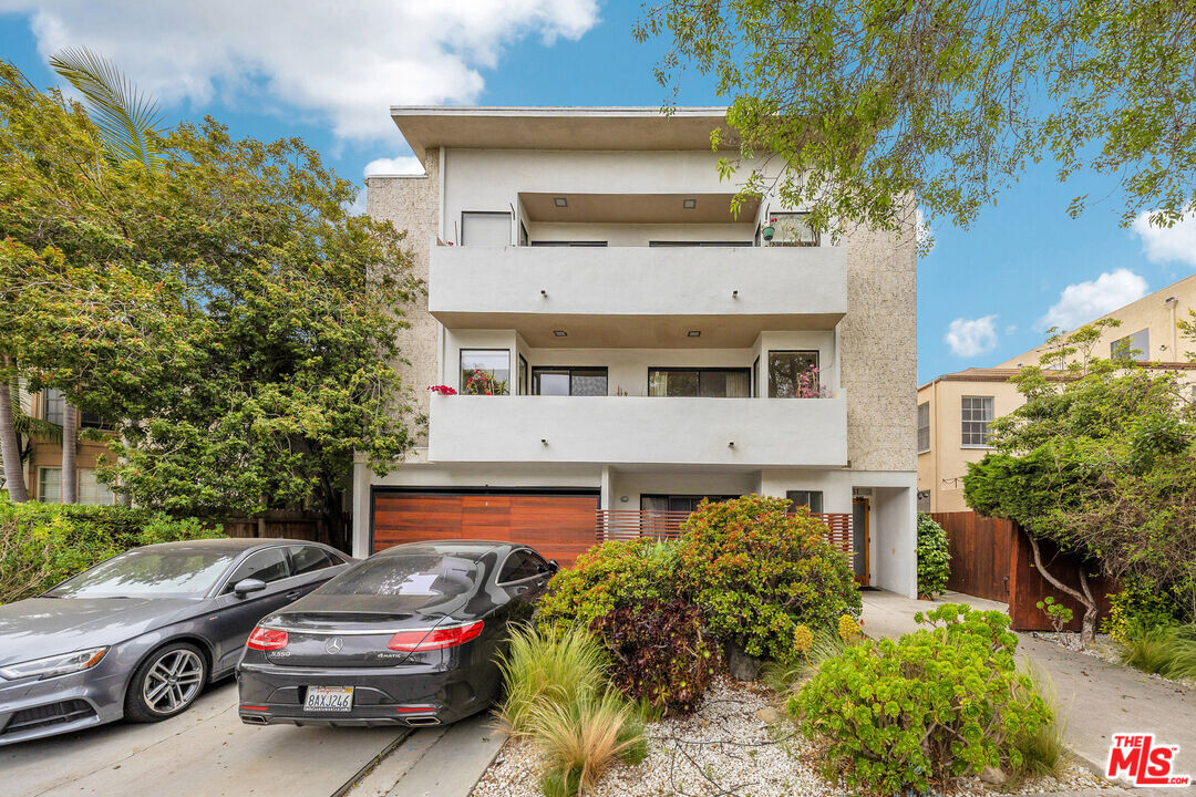 1331 S Roxbury Dr in Los Angeles, CA - Building Photo