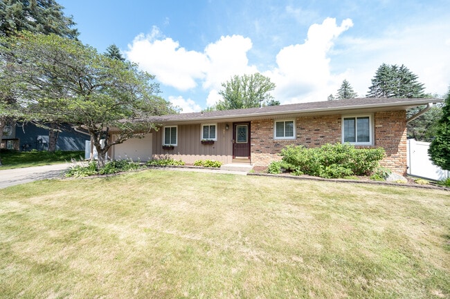 13784 Fairlawn Ave in Apple Valley, MN - Building Photo - Building Photo