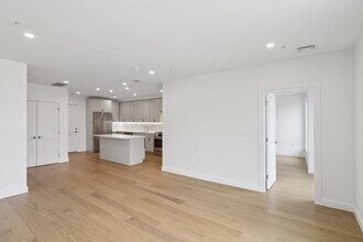 256 Dorchester St, Unit 408 in Boston, MA - Building Photo - Building Photo