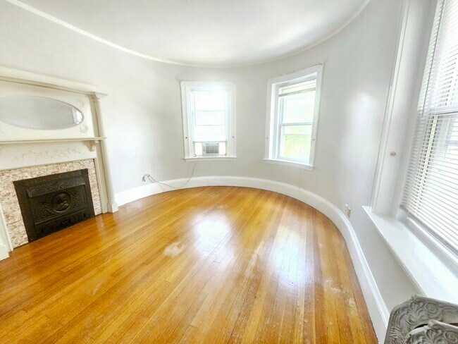 44 High St, Unit 3 in Brookline, MA - Building Photo - Building Photo