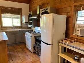 22933 Portage Circle Dr, Unit Apt. 2 in Topanga, CA - Foto de edificio - Building Photo