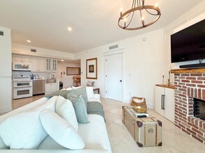 350 S Miami Ave in Miami, FL - Building Photo - Building Photo
