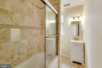 8414 Flower Ave, Unit 6 in Takoma Park, MD - Foto de edificio - Building Photo