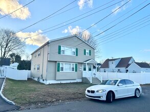 317 Alexander Ave, Unit 2 in Bridgeport, CT - Foto de edificio - Building Photo