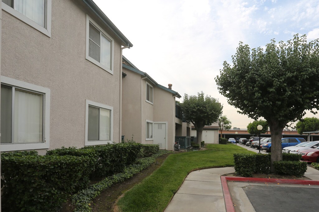 Summerhill Village Apartments in Anaheim, CA