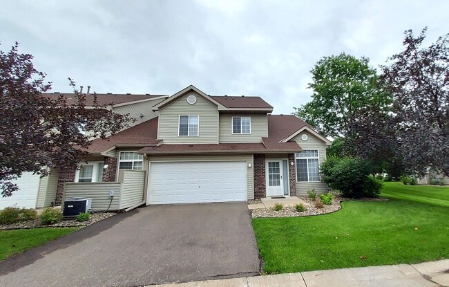 2340 Oakridge Cir in Hudson, WI - Building Photo - Building Photo