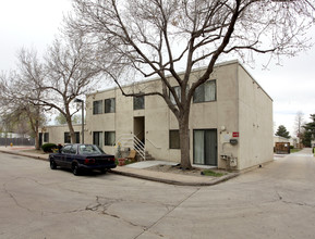 Mountain Towers and  Elliot Cottages in Denver, CO - Building Photo - Building Photo