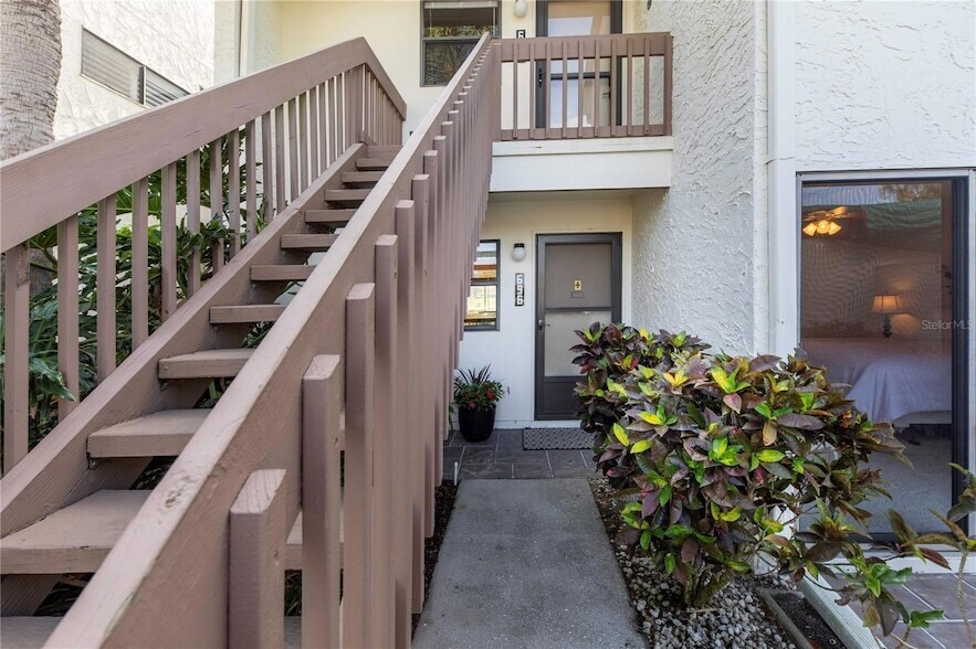 696 Bird Bay Dr W in Venice, FL - Foto de edificio