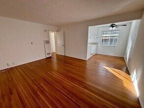 1700 W Victory Blvd in Burbank, CA - Foto de edificio - Building Photo