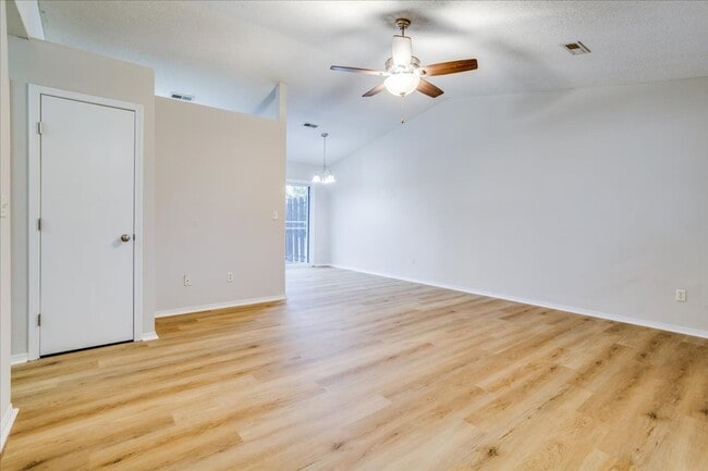 5815 E Pembrook St in Wichita, KS - Building Photo - Building Photo