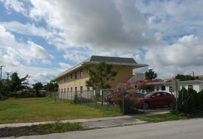 Melody Apartments in Hollywood, FL - Building Photo - Building Photo