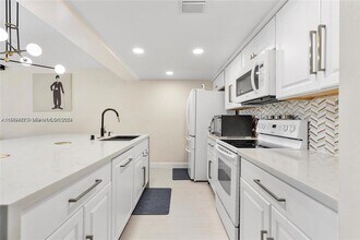 1281 W Fairway Rd in Pembroke Pines, FL - Foto de edificio - Building Photo