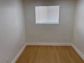 1242 N New Hampshire Ave in Los Angeles, CA - Foto de edificio - Building Photo