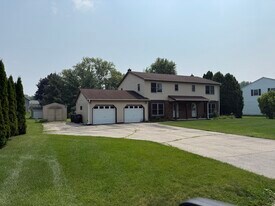 885 Hancock Ct in Oconomowoc, WI - Building Photo