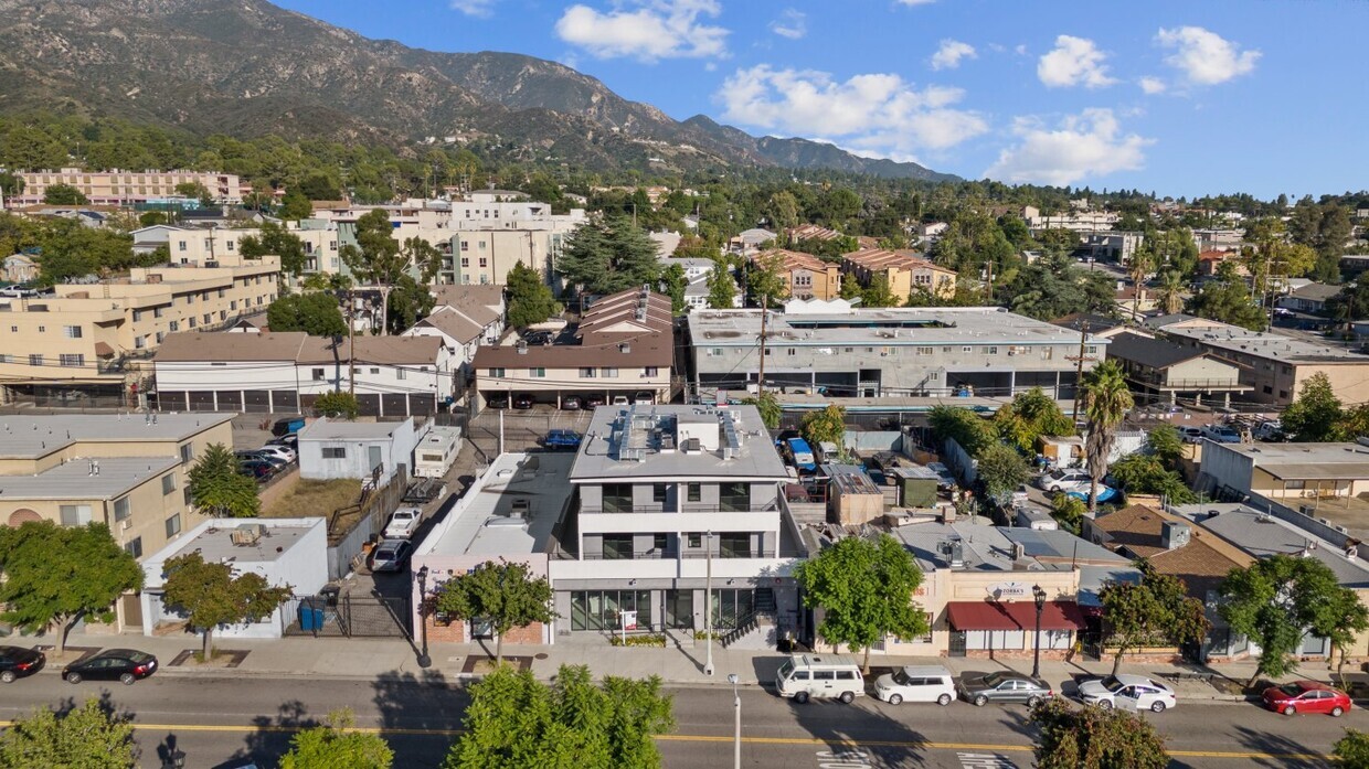 10030 N Commerce Ave in Tujunga, CA - Building Photo