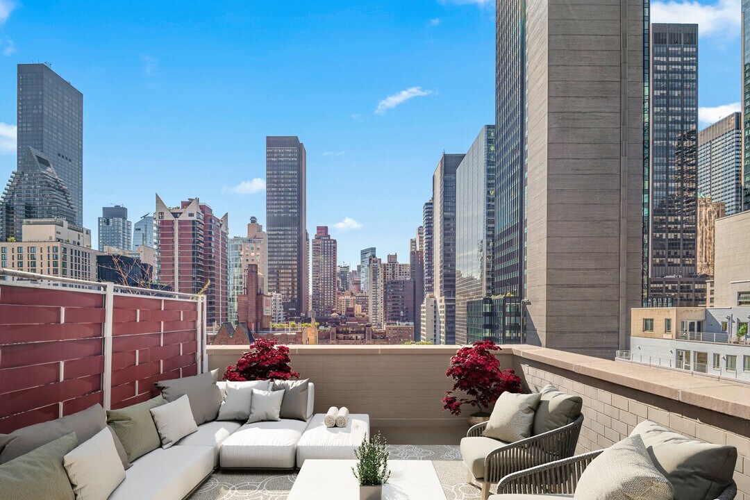 224 E 52nd St in New York, NY - Building Photo