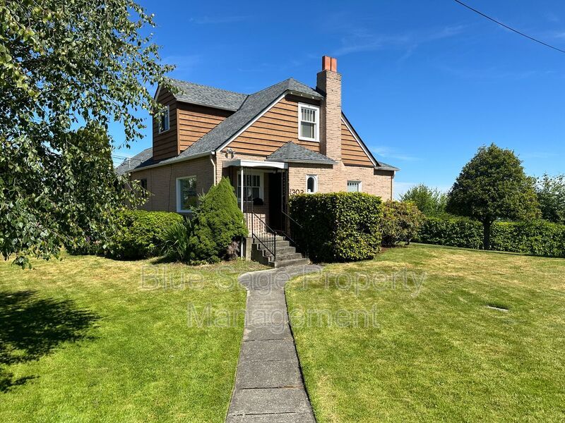 302 N Albert St in Port Angeles, WA - Building Photo