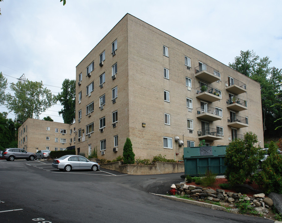 2035 Central Park Ave in Yonkers, NY - Building Photo