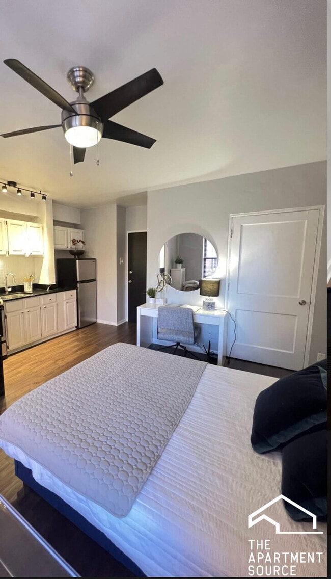 1136 N La Salle Dr, Unit 207